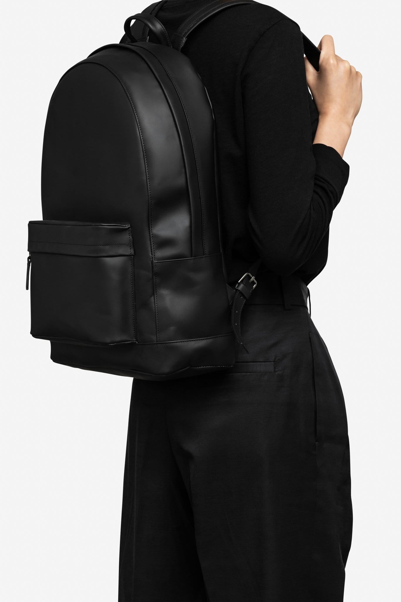 Classic leather backpack CA 6 in Black